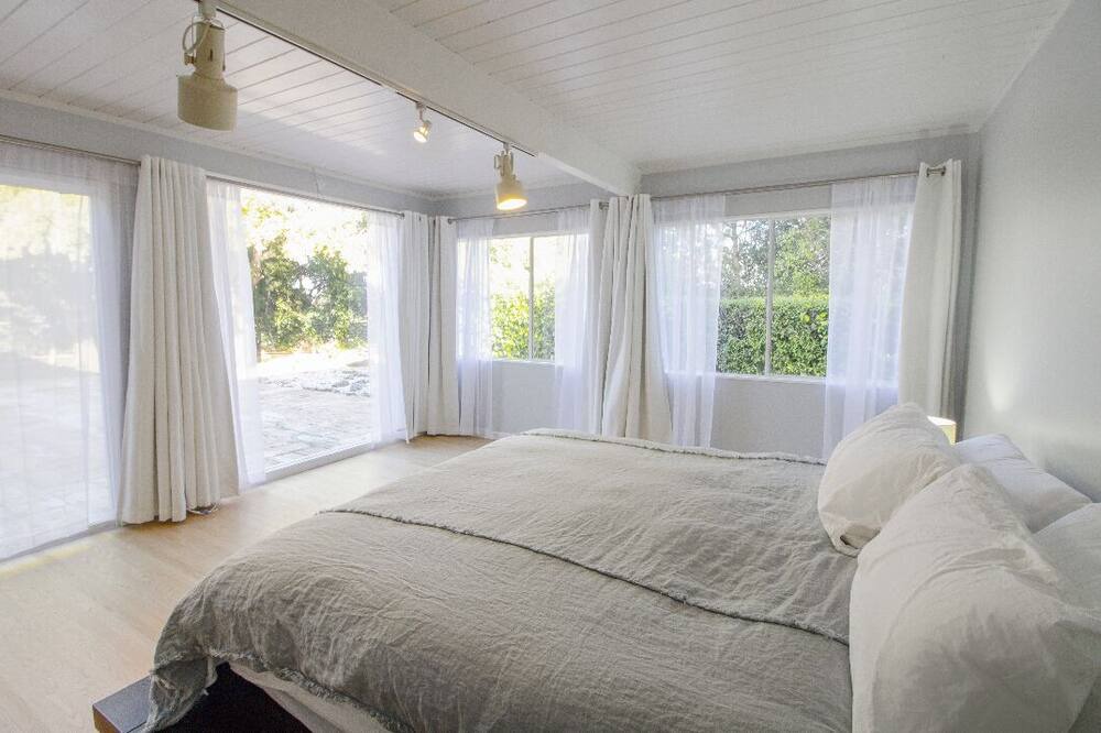 Photo of Bedroom in Highlands-Baywood Park