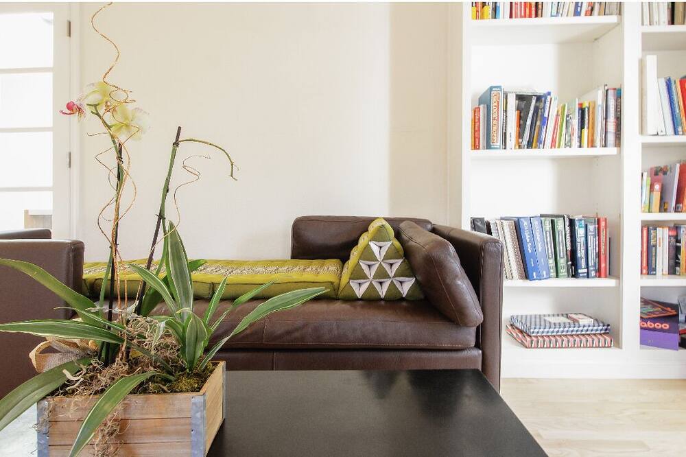 Photo of Livingroom in Highlands-Baywood Park