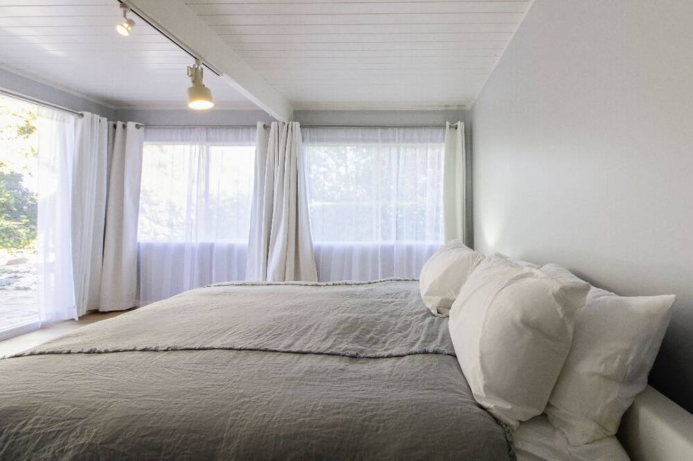 Photo of Bedroom in Highlands-Baywood Park
