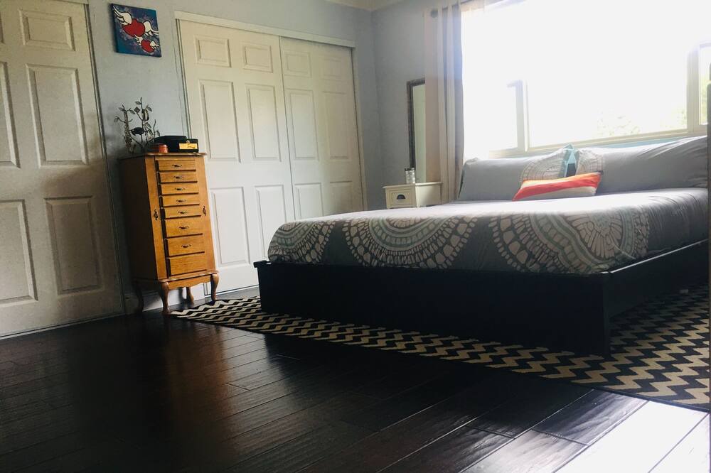 Photo of Bedroom in Oakland