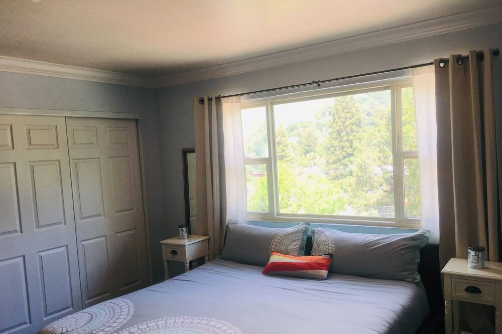 Photo of Bedroom in Oakland