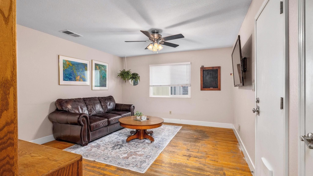 Photo of Livingroom in Davis