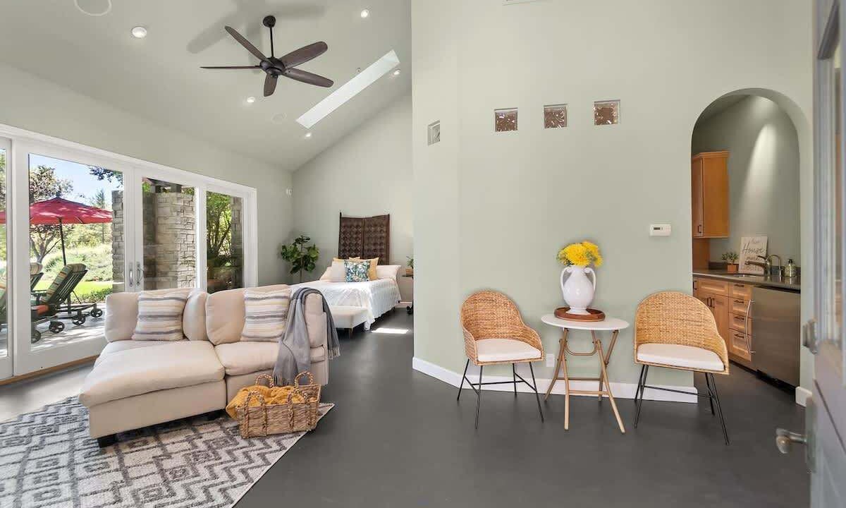 Photo of Livingroom in Davis
