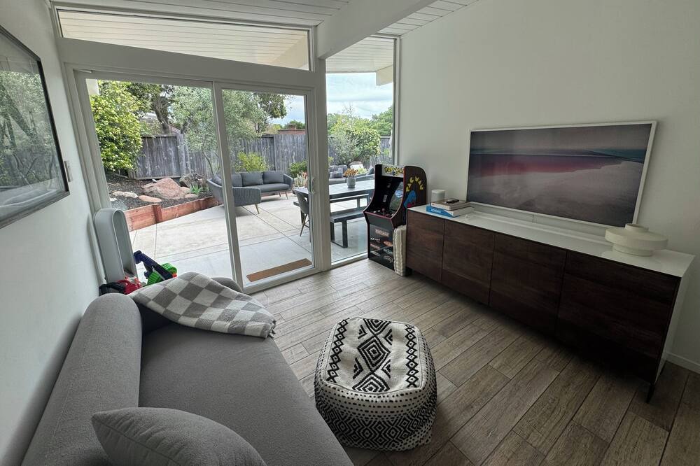Photo of Livingroom in Lucas Valley-Marinwood