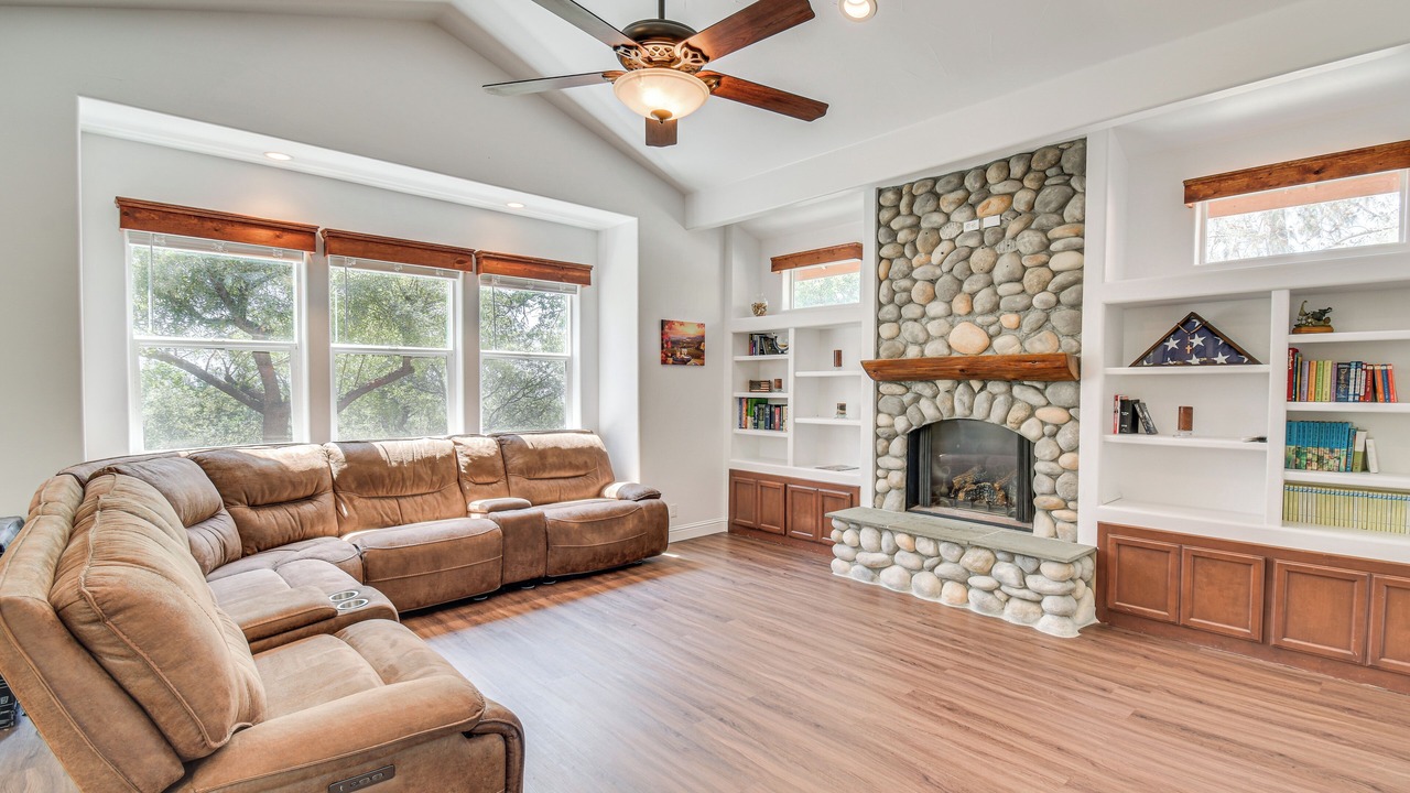Photo of Livingroom in Yosemite Lakes
