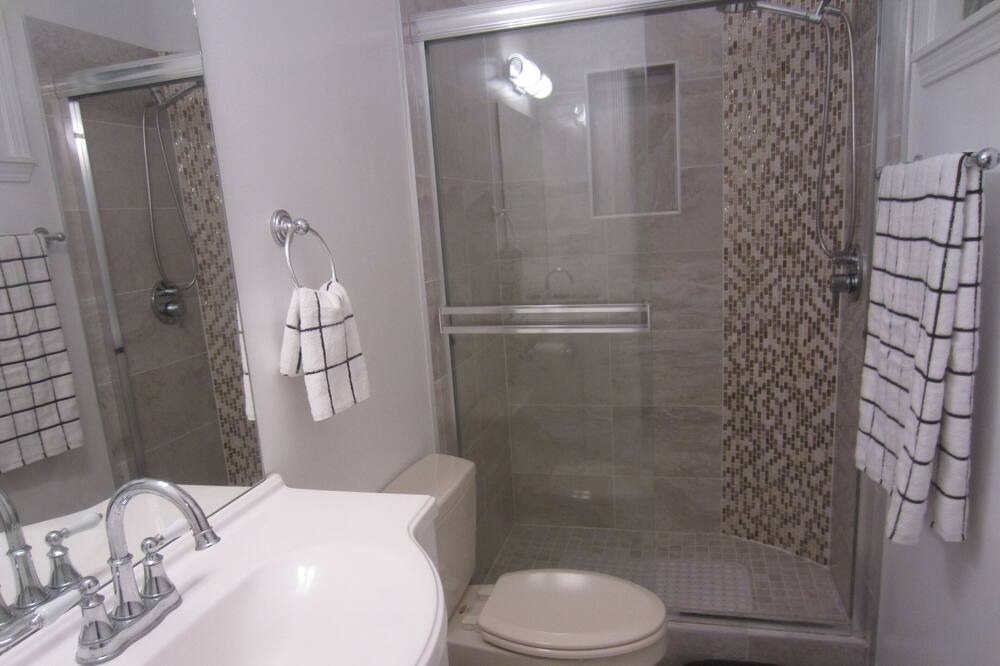 Photo of Bathroom in Claremont Hills
