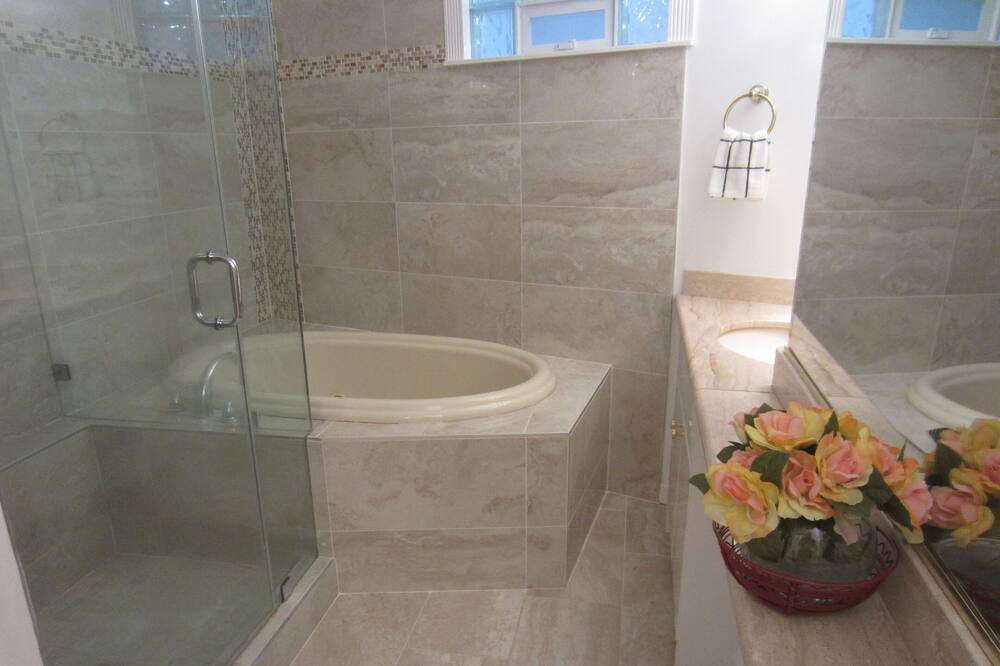 Photo of Bathroom in Claremont Hills