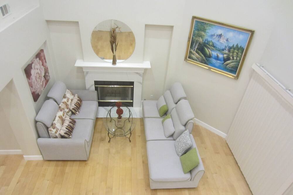 Photo of Livingroom in Claremont Hills