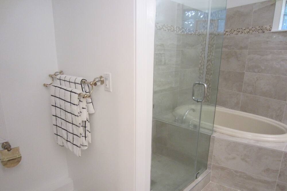Photo of Bathroom in Claremont Hills