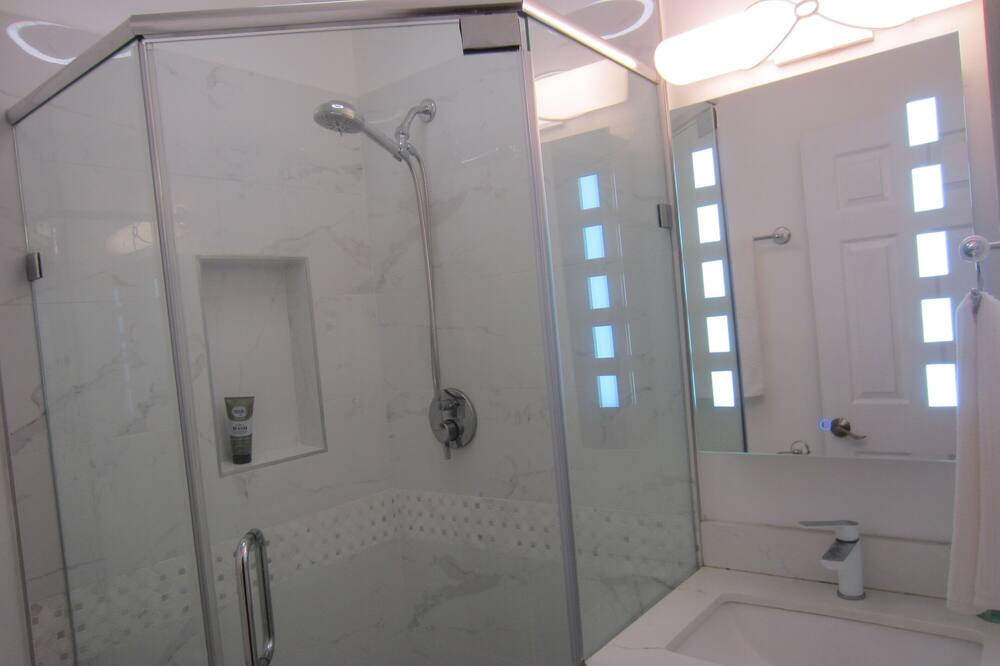 Photo of Bathroom in Claremont Hills
