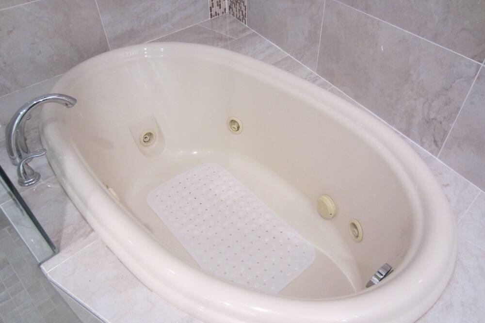 Photo of Bathroom in Claremont Hills