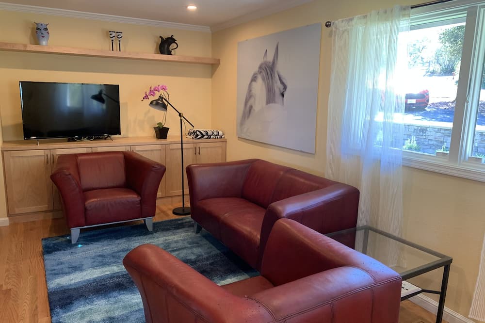 Photo of Livingroom in Lexington Hills