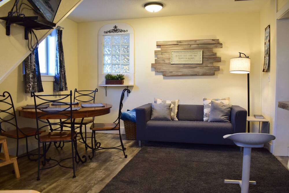 Photo of Livingroom in Weed