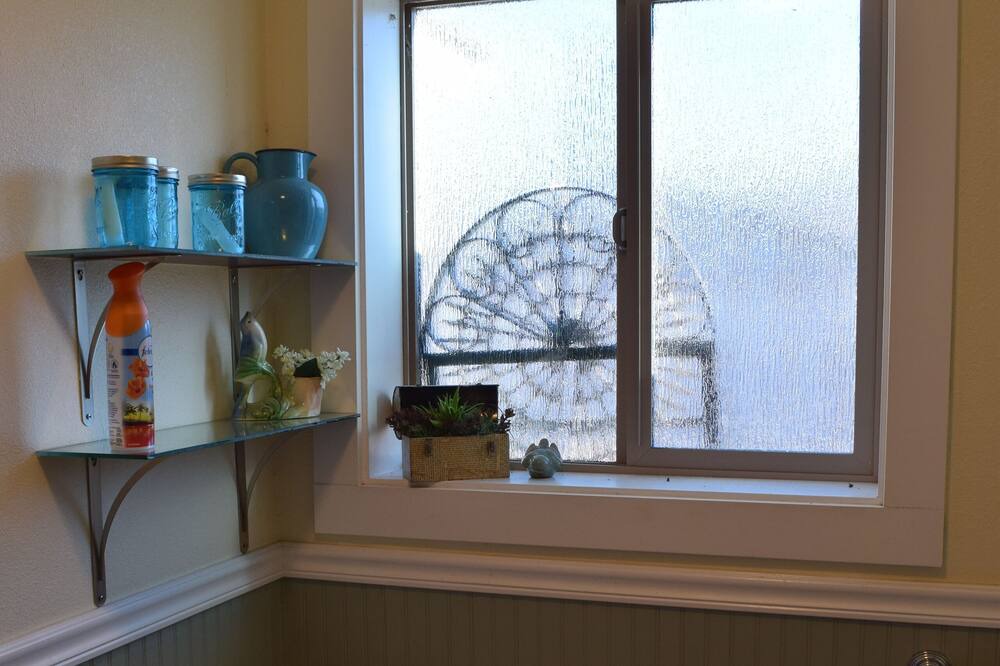 Photo of Bathroom in Weed