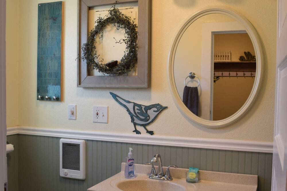 Photo of Bathroom in Weed