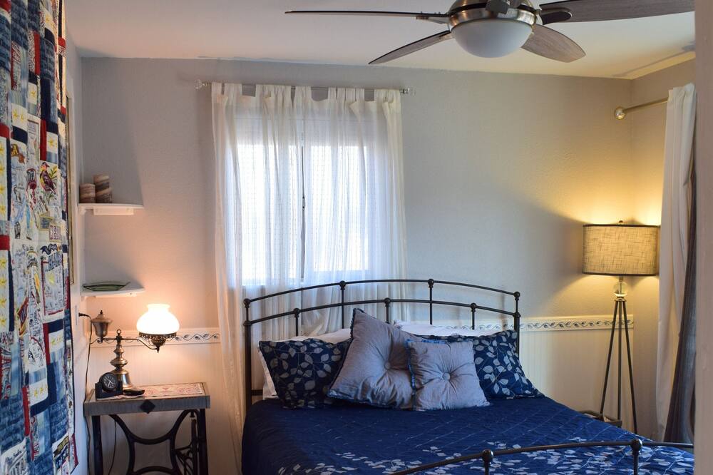 Photo of Bedroom in Weed