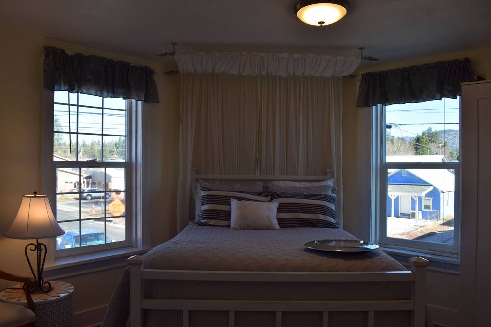 Photo of Bedroom in Weed