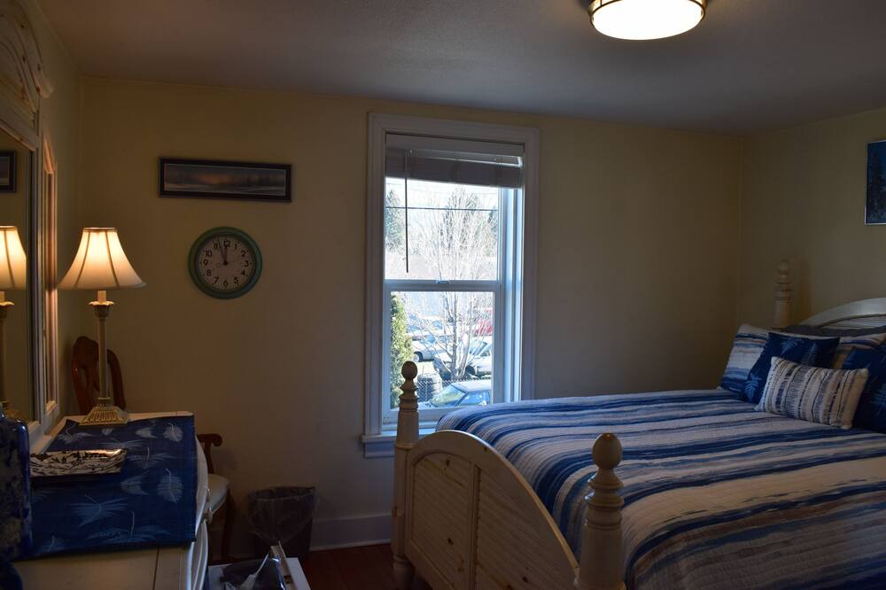 Photo of Bedroom in Weed