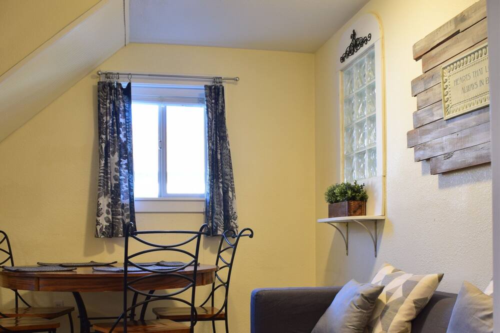 Photo of Livingroom in Weed