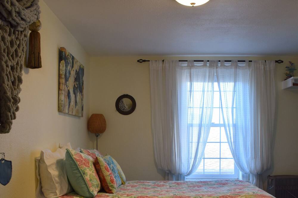 Photo of Bedroom in Weed