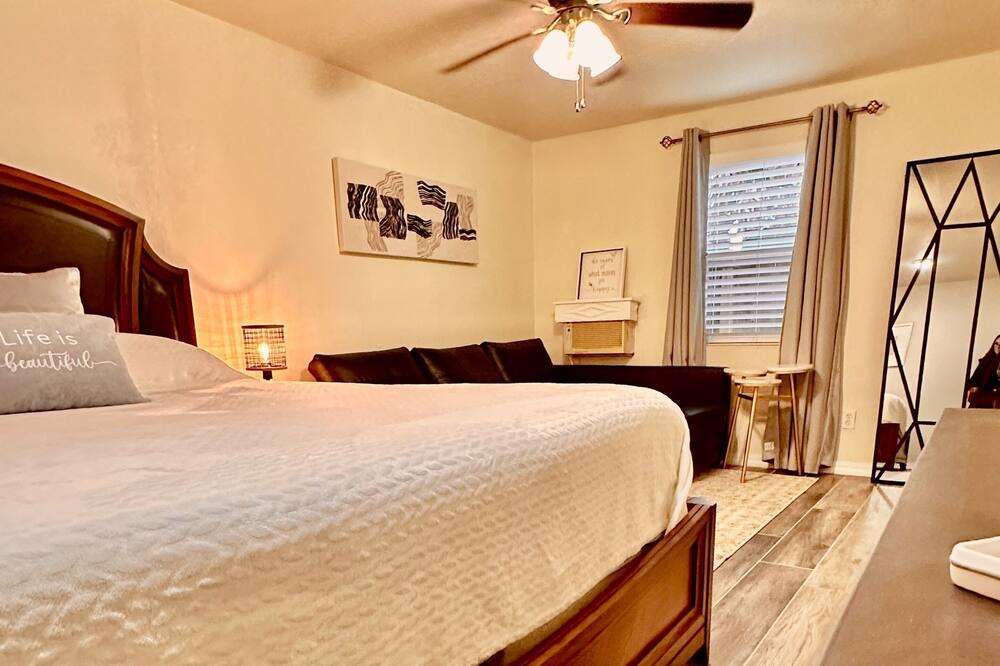 Photo of Bedroom in Raisin