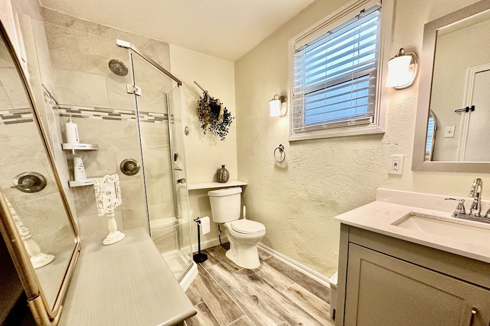 Photo of Bathroom in Raisin