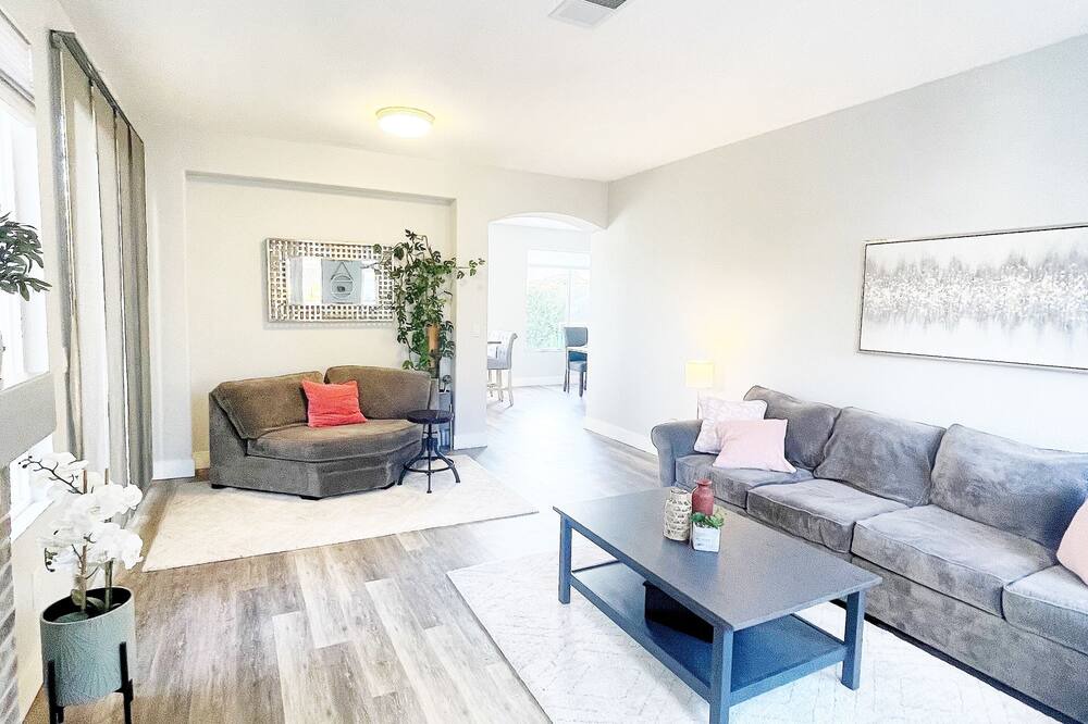 Photo of Livingroom in Davis