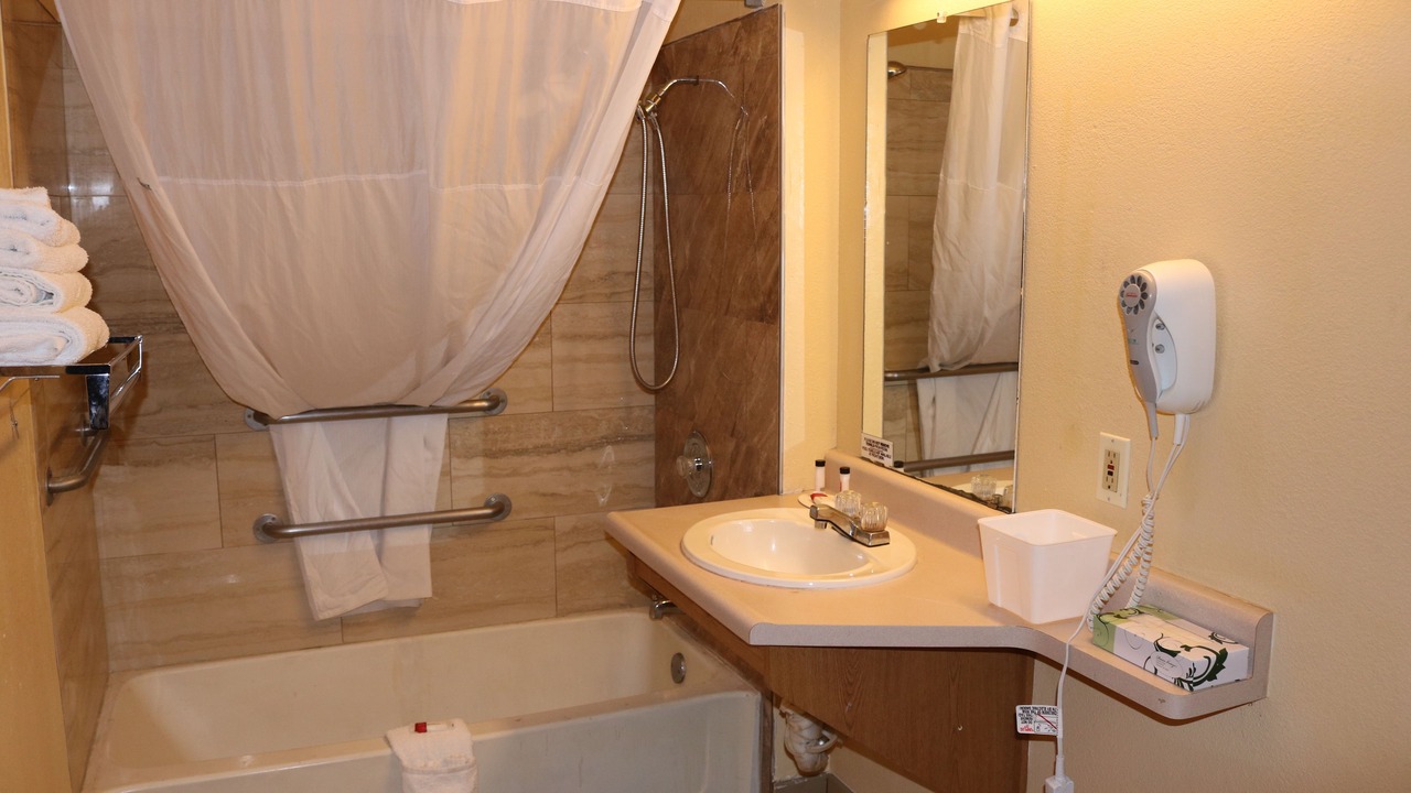 Photo of Bathroom in Raisin
