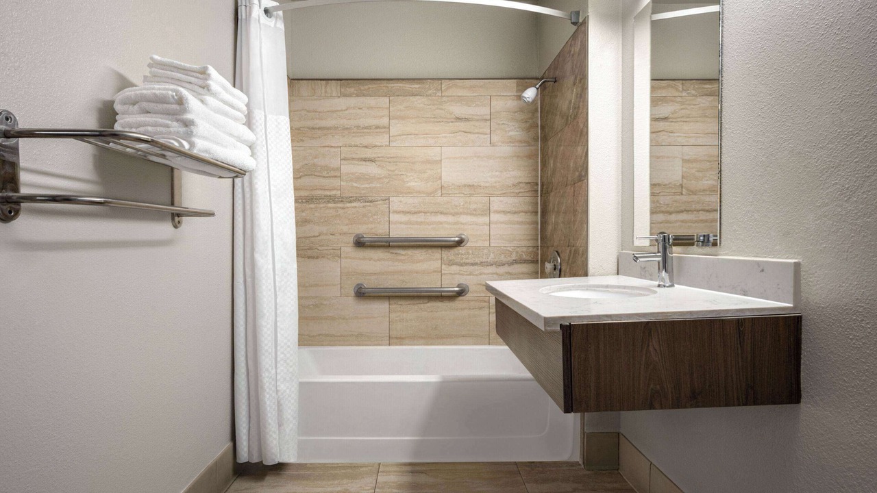 Photo of Bathroom in Raisin