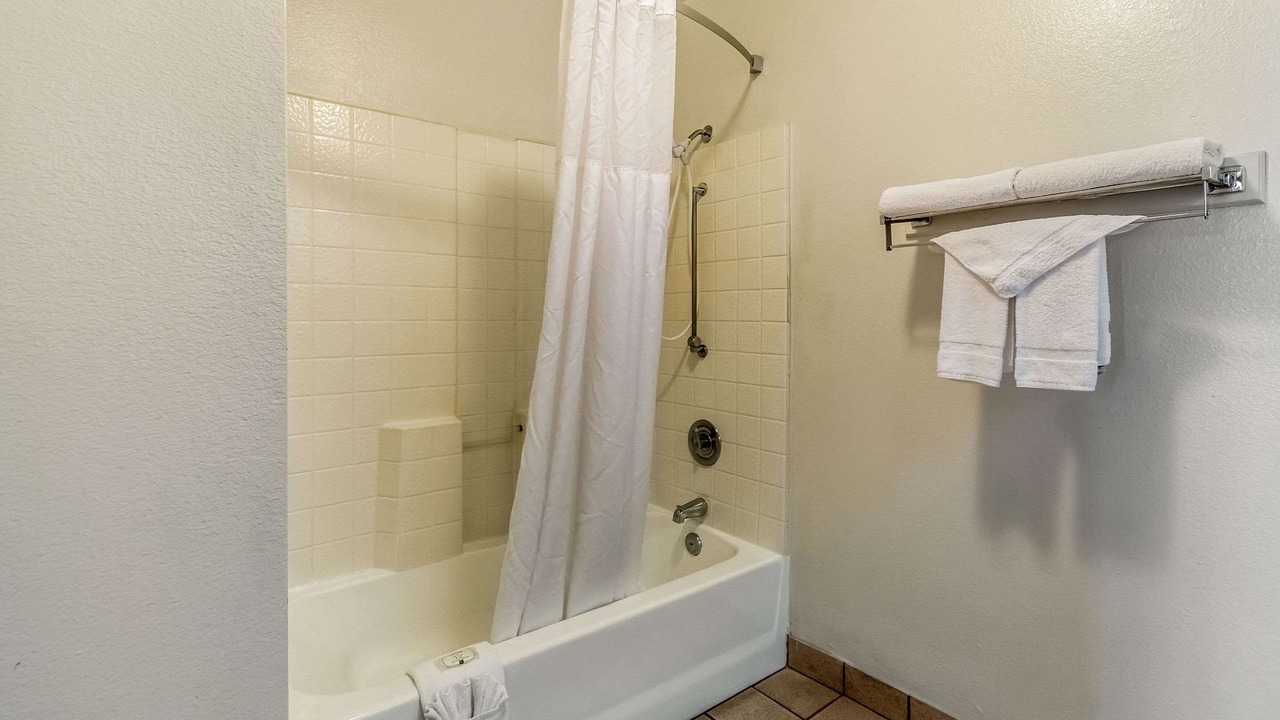 Photo of Bedroom in Raisin