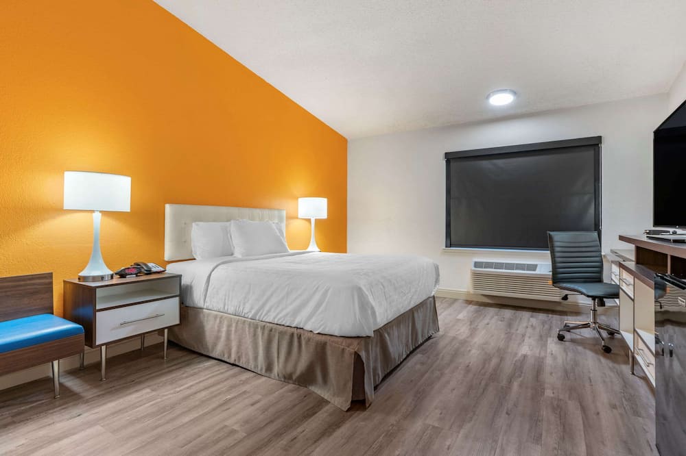 Photo of Bedroom in Raisin