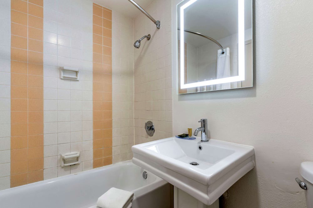 Photo of Bathroom in Raisin