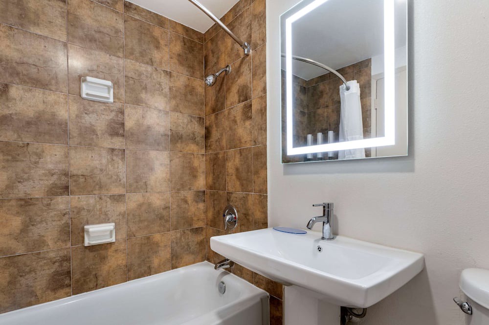 Photo of Bathroom in Raisin