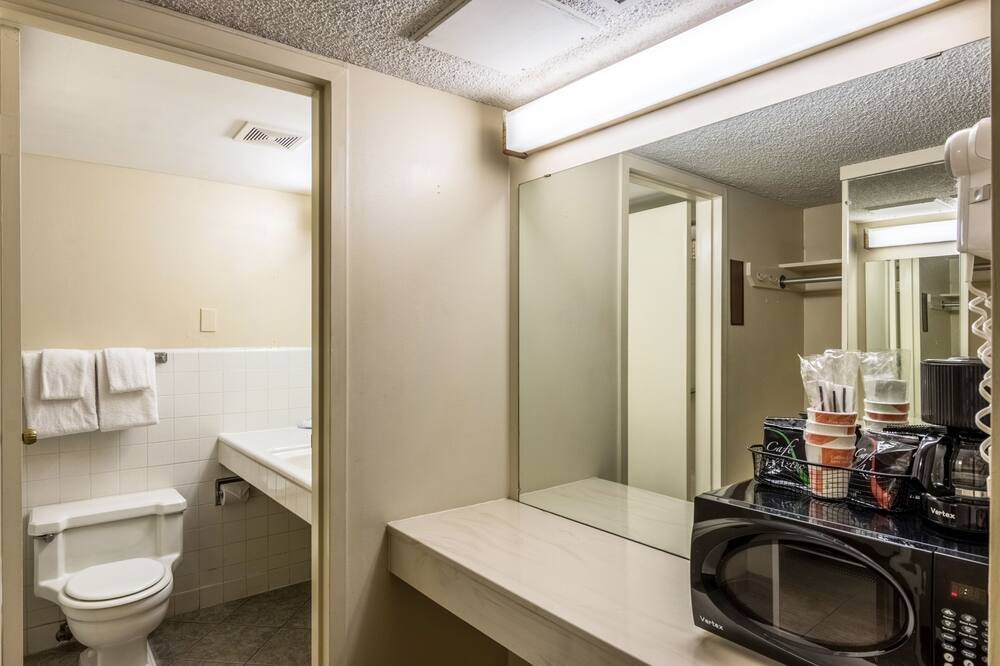 Photo of Bathroom in Raisin
