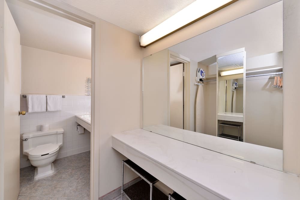 Photo of Bathroom in Raisin