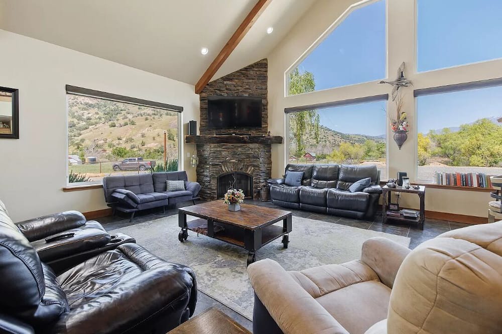 Photo of Livingroom in Springville