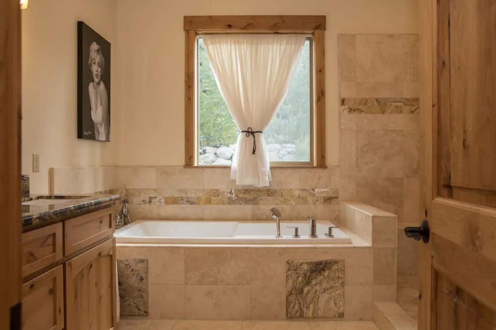Photo of Bathroom in Mountain View Estates
