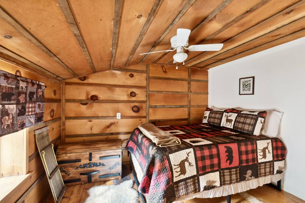Photo of Bedroom in Groveland