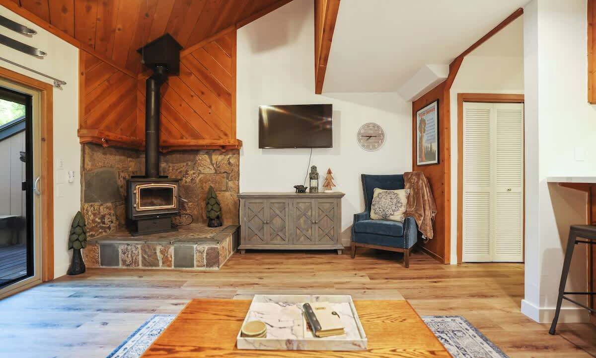 Photo of Livingroom in Shaver Lake