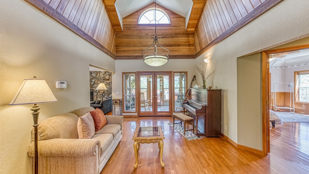 Photo of Livingroom in Cascadel Woods