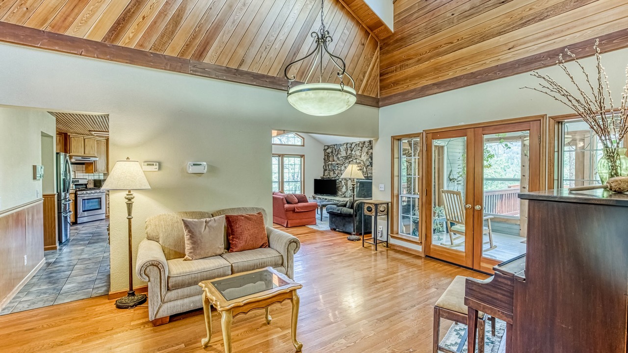 Photo of Livingroom in Cascadel Woods
