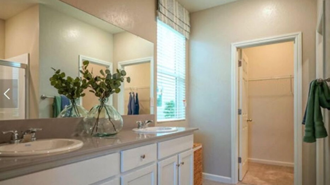 Photo of Bathroom in Raisin