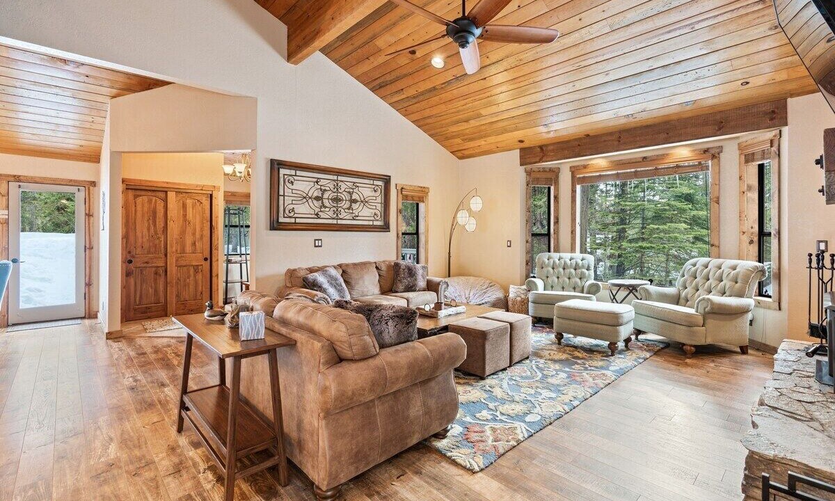 Photo of Livingroom in Shaver Lake