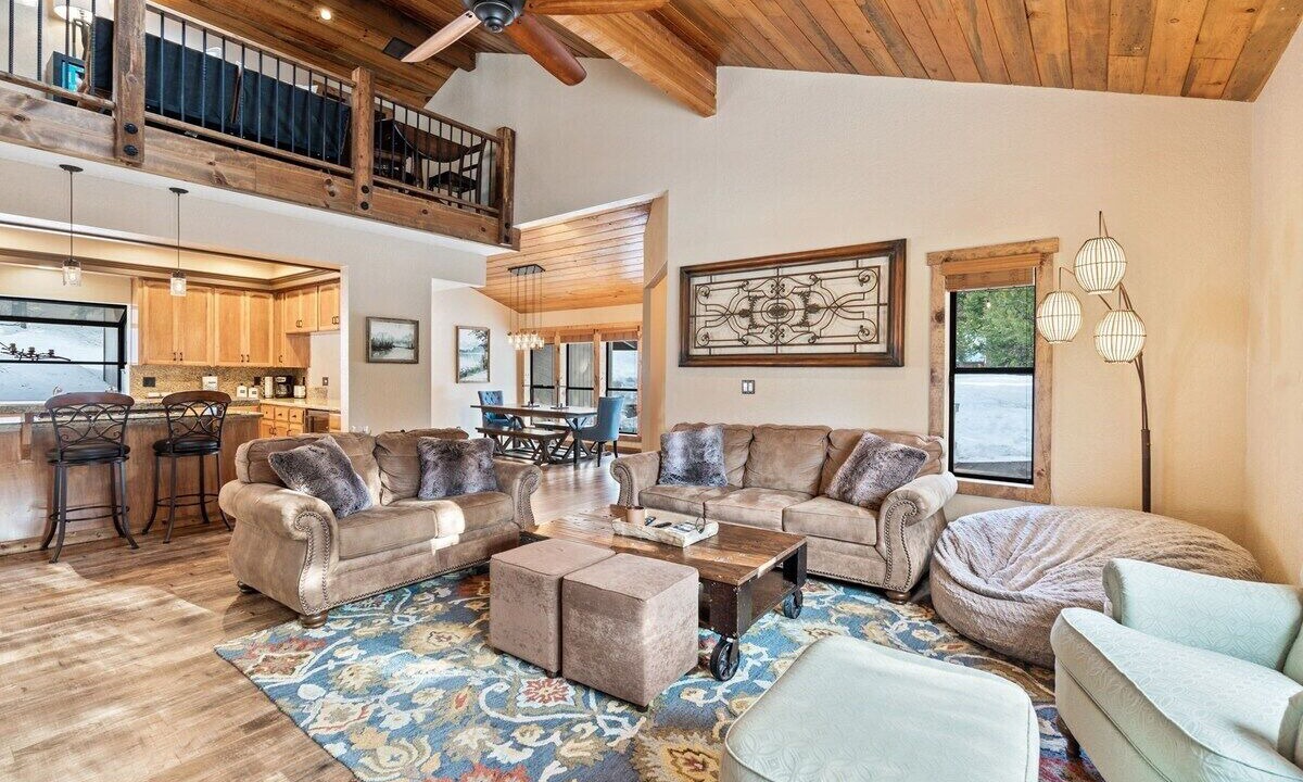 Photo of Livingroom in Shaver Lake