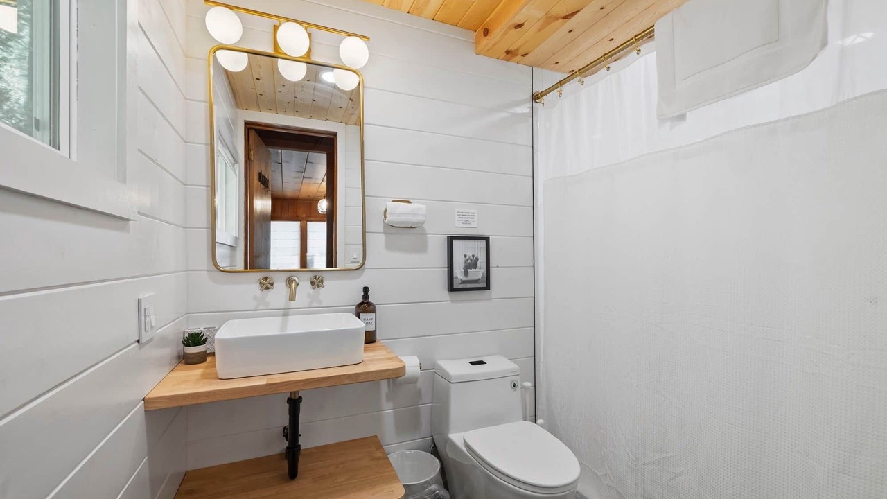Photo of Bathroom in Strawberry