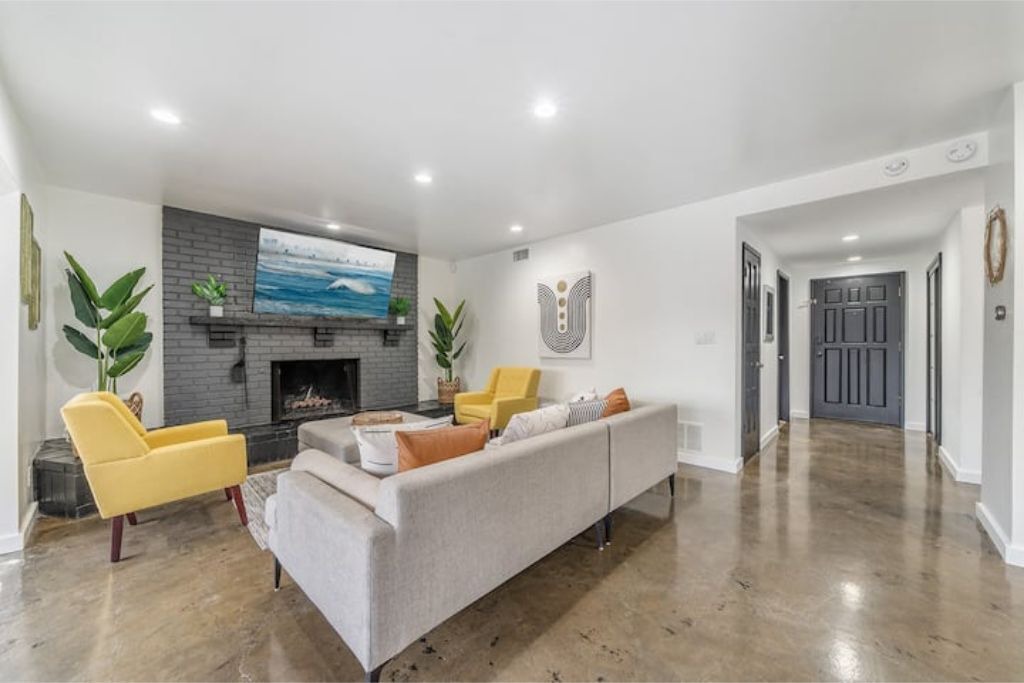 Photo of Livingroom in Canoga Park