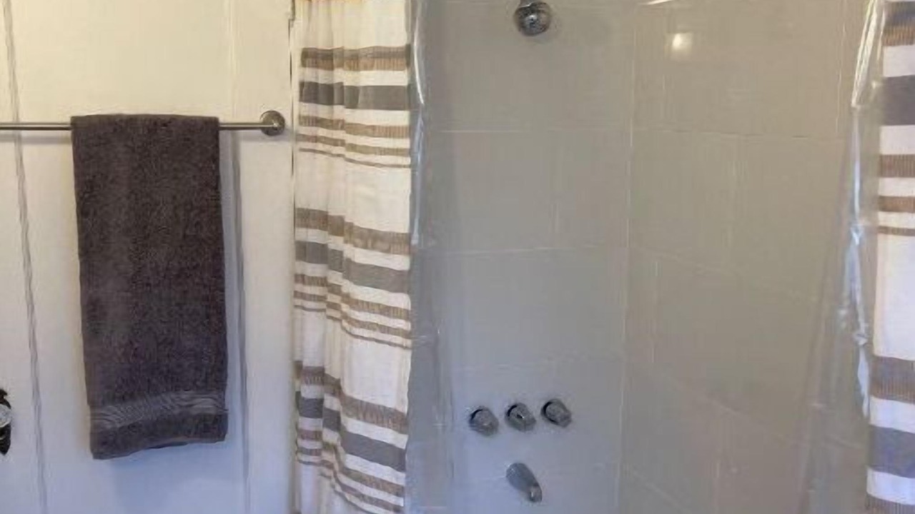 Photo of Bathroom in Raisin