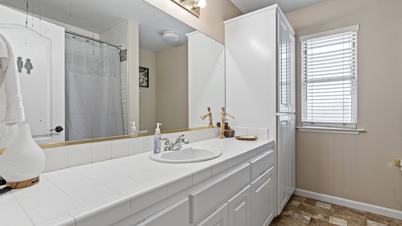 Photo of Bathroom in Raisin