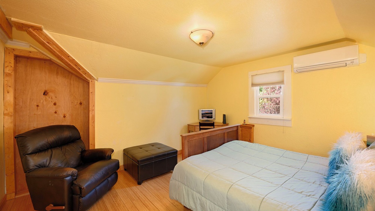 Photo of Bedroom in Mount Shasta