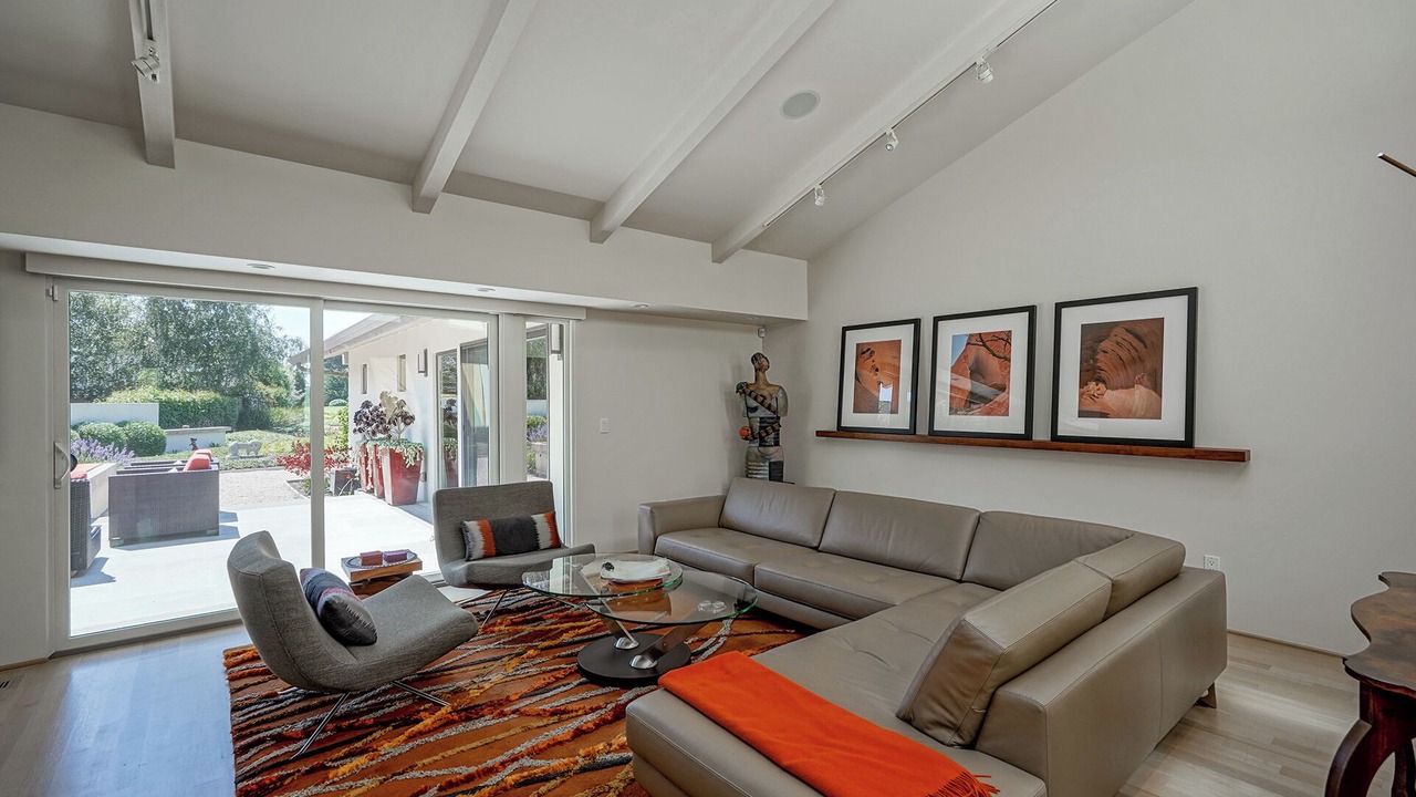 Photo of Livingroom in Quail Lodge